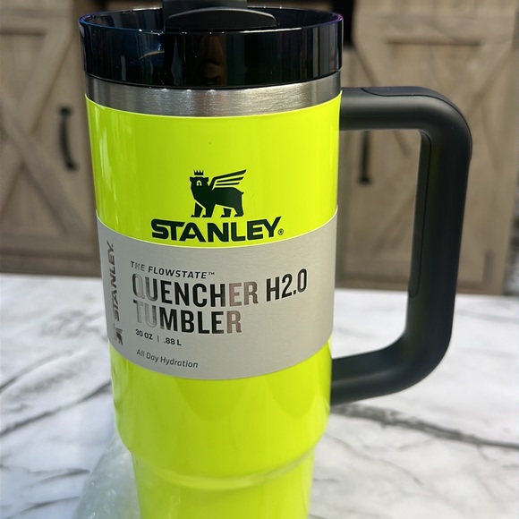 NWT UNRELEASED Stanley Quencher H2.0 FlowState Tumbler 30oz, NEON YELLOW - Picture 3 of 5